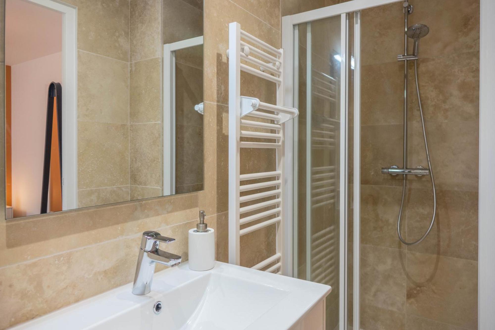 Beau Quartier Et Central, Maison Spacieuse Avec Cour, 3 Chambres, 3 Salles De Bains A 10 Min A Pied De La Gare Orléans Exterior foto